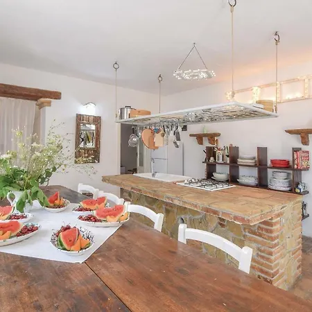 בית נופש Awesome In W/ Jacuzzi, Wifi And Outdoor Swimming Pool