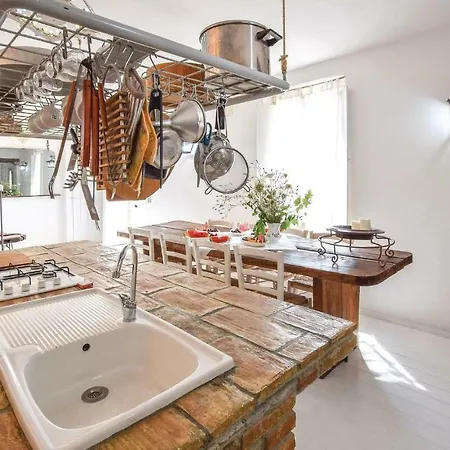 בית נופש Awesome In W/ Jacuzzi, Wifi And Outdoor Swimming Pool